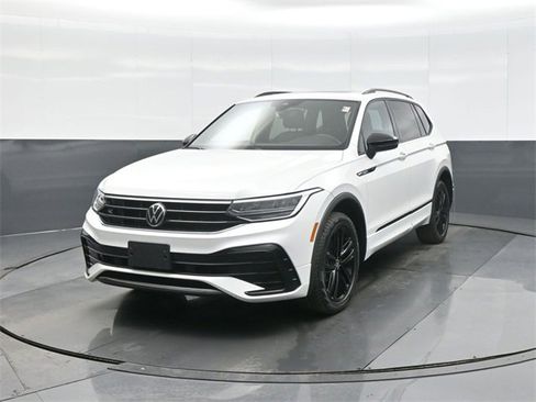 Used 2022 Volkswagen Tiguan SE R-Line image 3