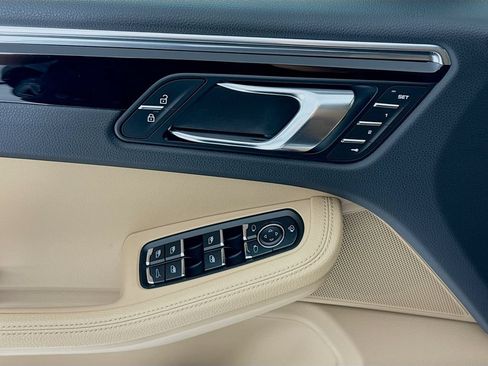 Certified 2025 Porsche Macan AWD/4WD image 11