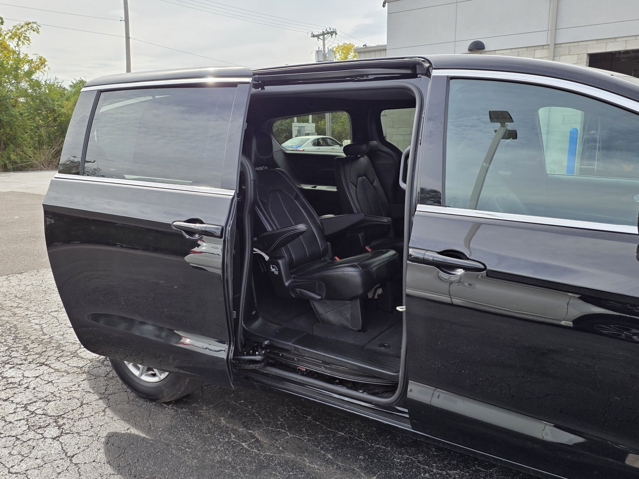Used 2025 Chrysler Pacifica Select FWD image 8