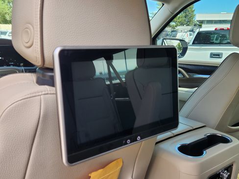 Used 2023 GMC Yukon XL Denali AWD/4WD image 18
