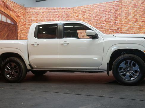 Used 2025 Nissan Frontier SV w/ SV Convenience Package AWD/4WD image 8
