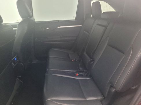 Used 2019 Toyota Highlander XLE image 18
