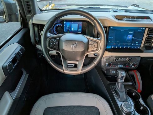 Used 2023 Ford Bronco Wildtrak image 16