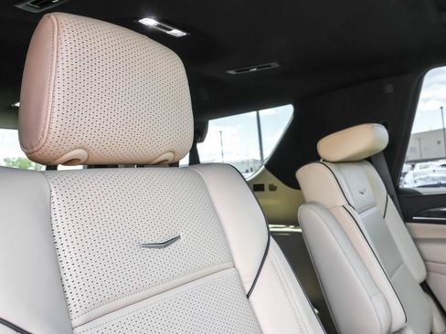 Used 2023 Cadillac Escalade Premium Luxury AWD/4WD image 37