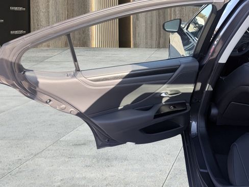 Used 2025 Lexus ES 300h F Sport image 56