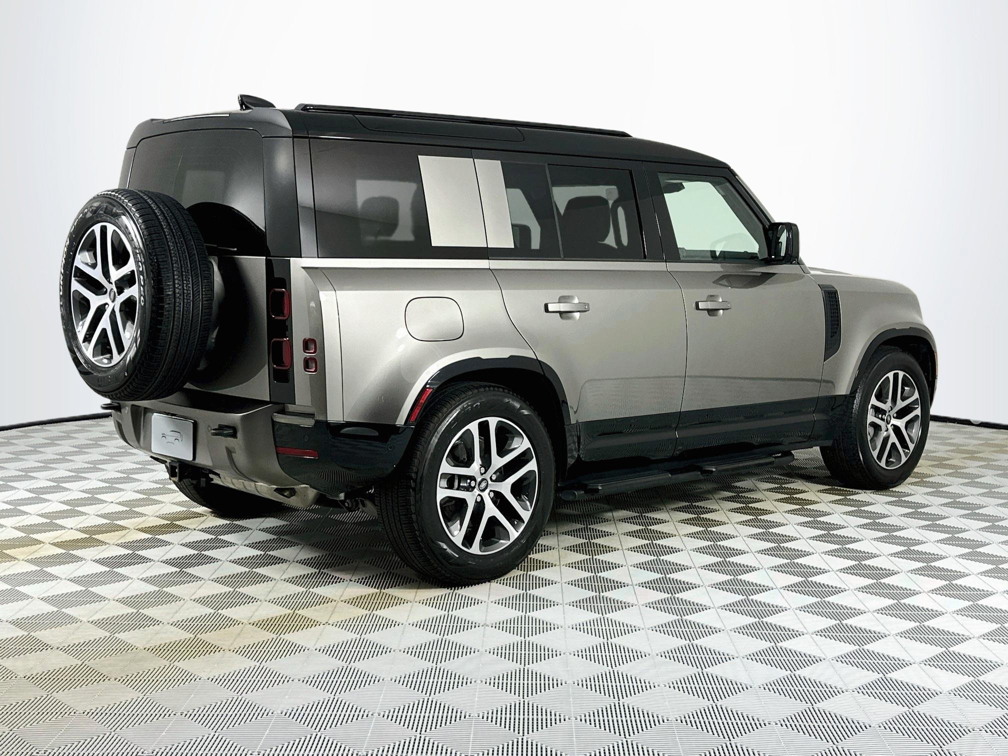 Used 2025 Land Rover Defender 110 X-Dynamic SE AWD/4WD image 5