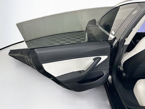 Used 2019 Tesla Model 3 Standard Range image 25