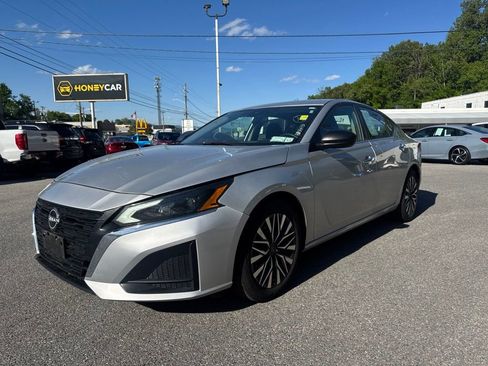 Used 2024 Nissan Altima 2.5 SV FWD image 3