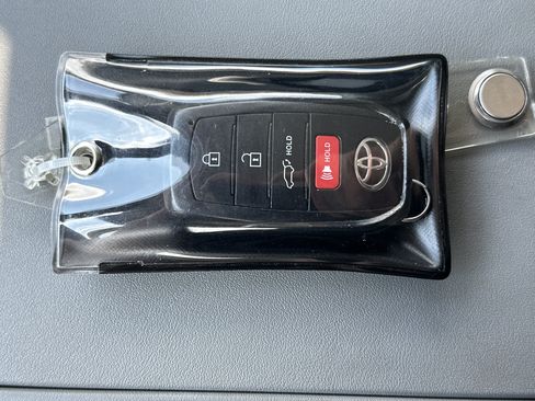 Used 2024 Toyota Highlander XLE AWD/4WD image 34