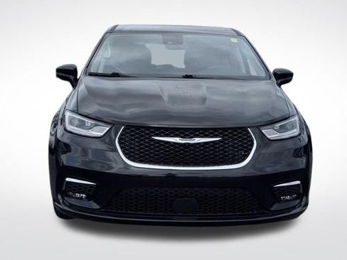 Used 2024 Chrysler Pacifica Touring-L FWD image 2