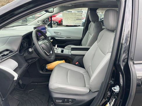 New 2026 Toyota Sienna XLE image 13
