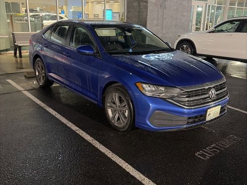 Used 2023 Volkswagen Jetta SE image 2