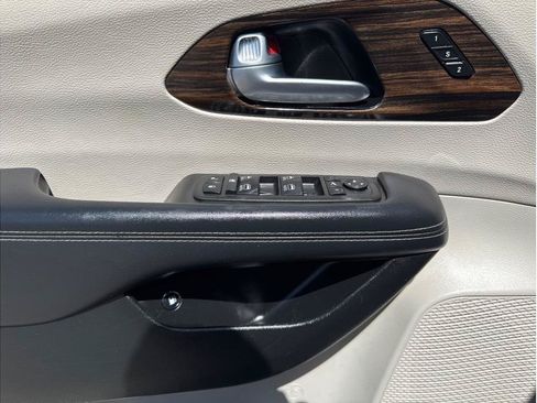 Used 2023 Chrysler Pacifica Limited FWD image 37
