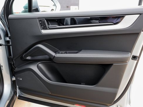 Certified 2026 Porsche Cayenne AWD/4WD image 27