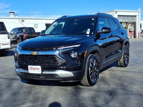 Used 2025 Chevrolet TrailBlazer LT w/ Driver Confidence Package image 2