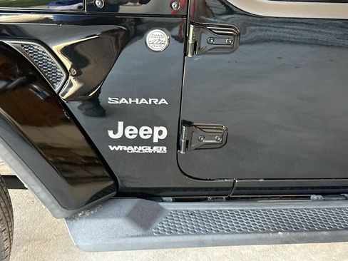 Used 2022 Jeep Wrangler Unlimited Sahara AWD/4WD image 35