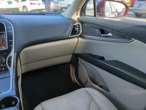 Used 2019 Lincoln Nautilus Select image 17