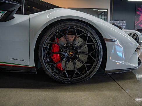 Used 2018 Lamborghini Huracan Performante AWD/4WD image 20