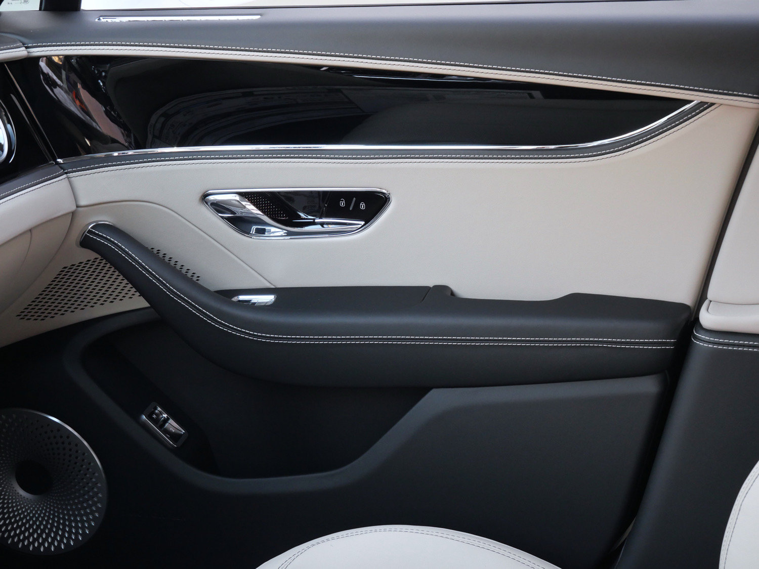 New 2026 Bentley Flying Spur V8 AWD/4WD image 15