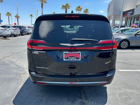 Used 2025 Chrysler Pacifica Select FWD image 6