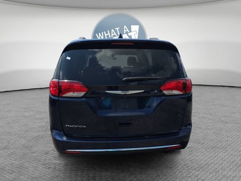 Used 2018 Chrysler Pacifica Touring-L FWD image 5