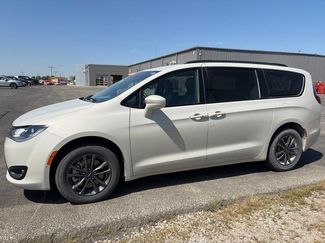 Used 2020 Chrysler Pacifica Touring-L w/ Advanced Safetytec Group AWD/4WD video 1