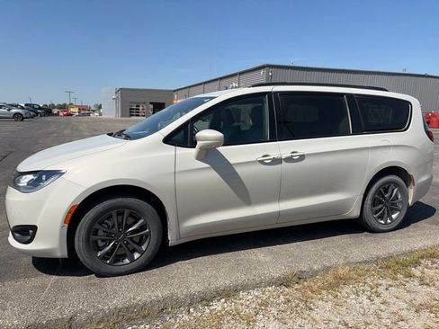 Used 2020 Chrysler Pacifica Touring-L w/ Advanced Safetytec Group AWD/4WD image 1