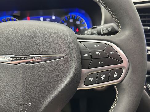 Used 2025 Chrysler Pacifica Select FWD image 16