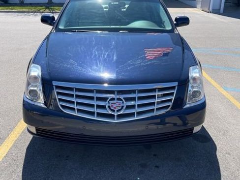 Used 2009 Cadillac DTS w/ Trunk Convenience Package FWD image 2