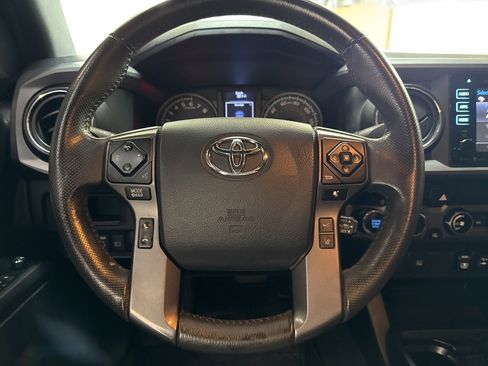 Used 2018 Toyota Tacoma TRD Sport image 15