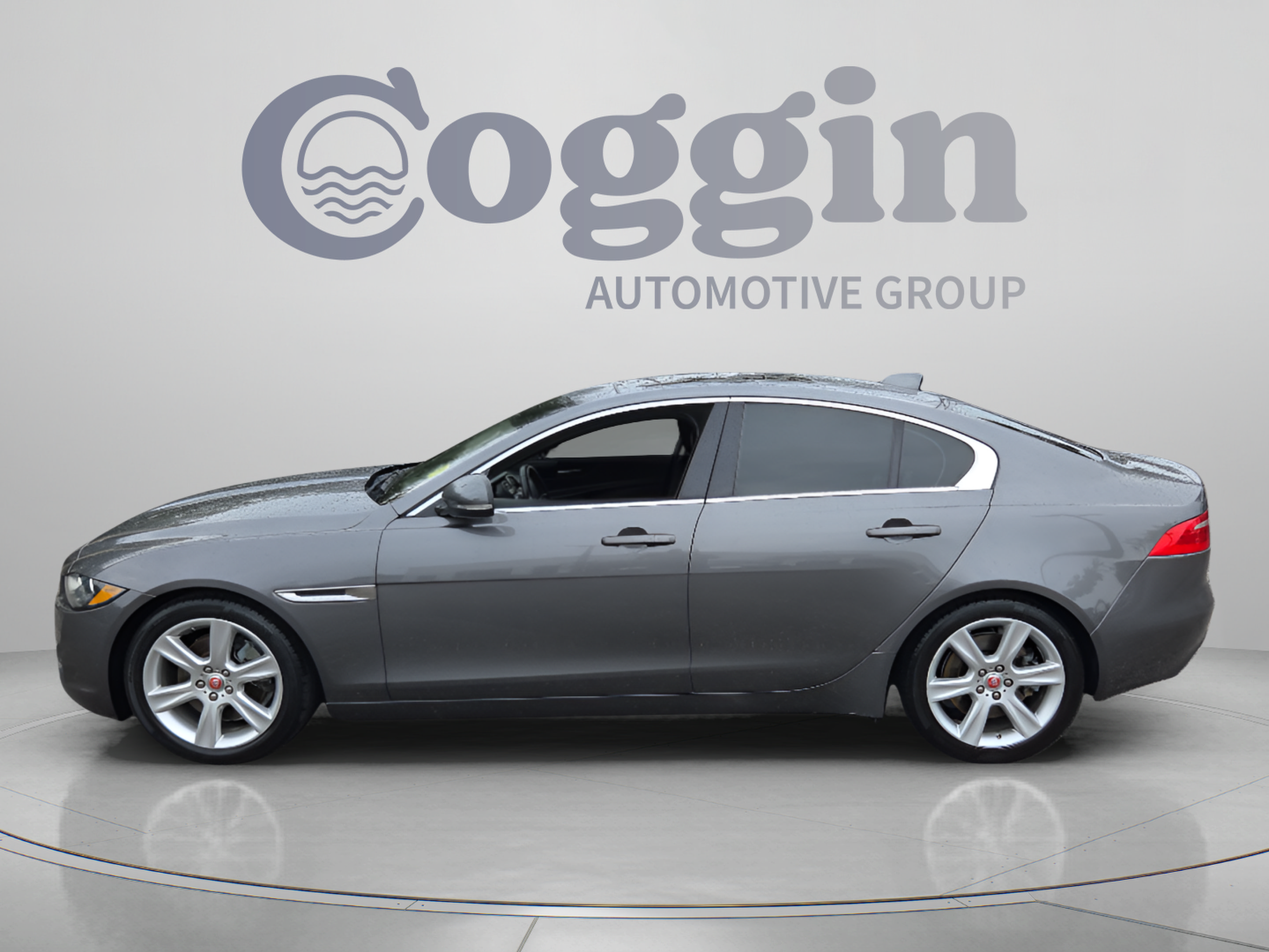 Used 2017 Jaguar XE Prestige RWD image 2