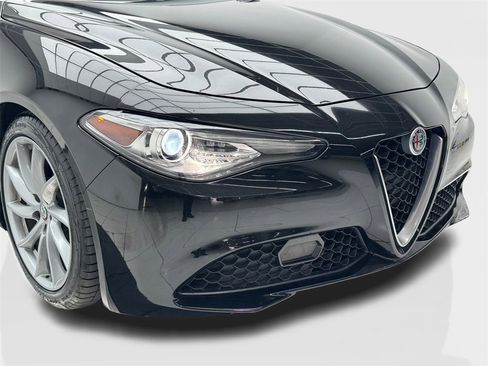 Used 2019 Alfa Romeo Giulia image 3