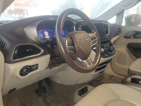Used 2019 Chrysler Pacifica Touring-L Plus w/ Advanced Safetytec Group image 10