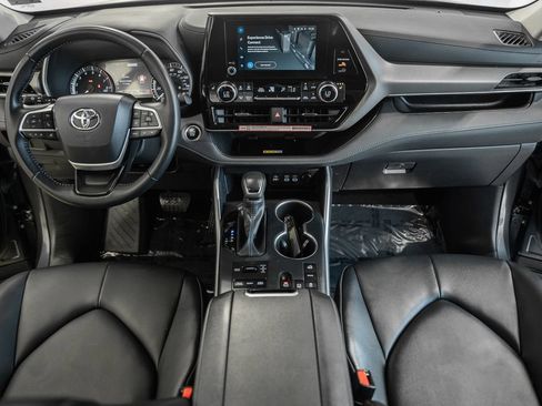 Used 2025 Toyota Highlander XLE AWD/4WD image 18