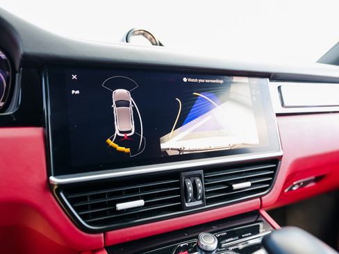 Certified 2022 Porsche Cayenne Platinum Edition image 19