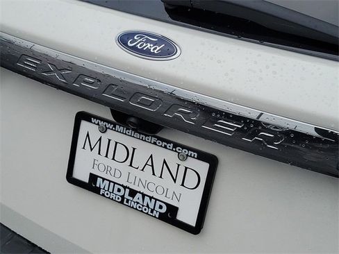 Used 2022 Ford Explorer XLT w/ Equipment Group 202A image 8