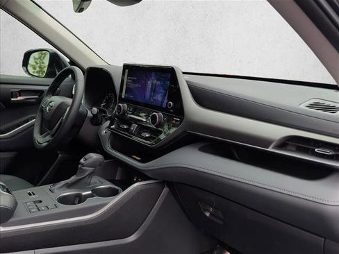 Used 2025 Toyota Highlander XLE FWD image 29