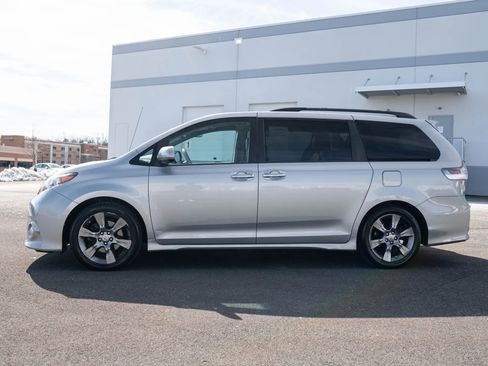 Used 2014 Toyota Sienna SE FWD image 3