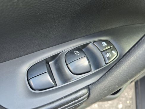 Used 2018 Nissan Rogue SV image 12