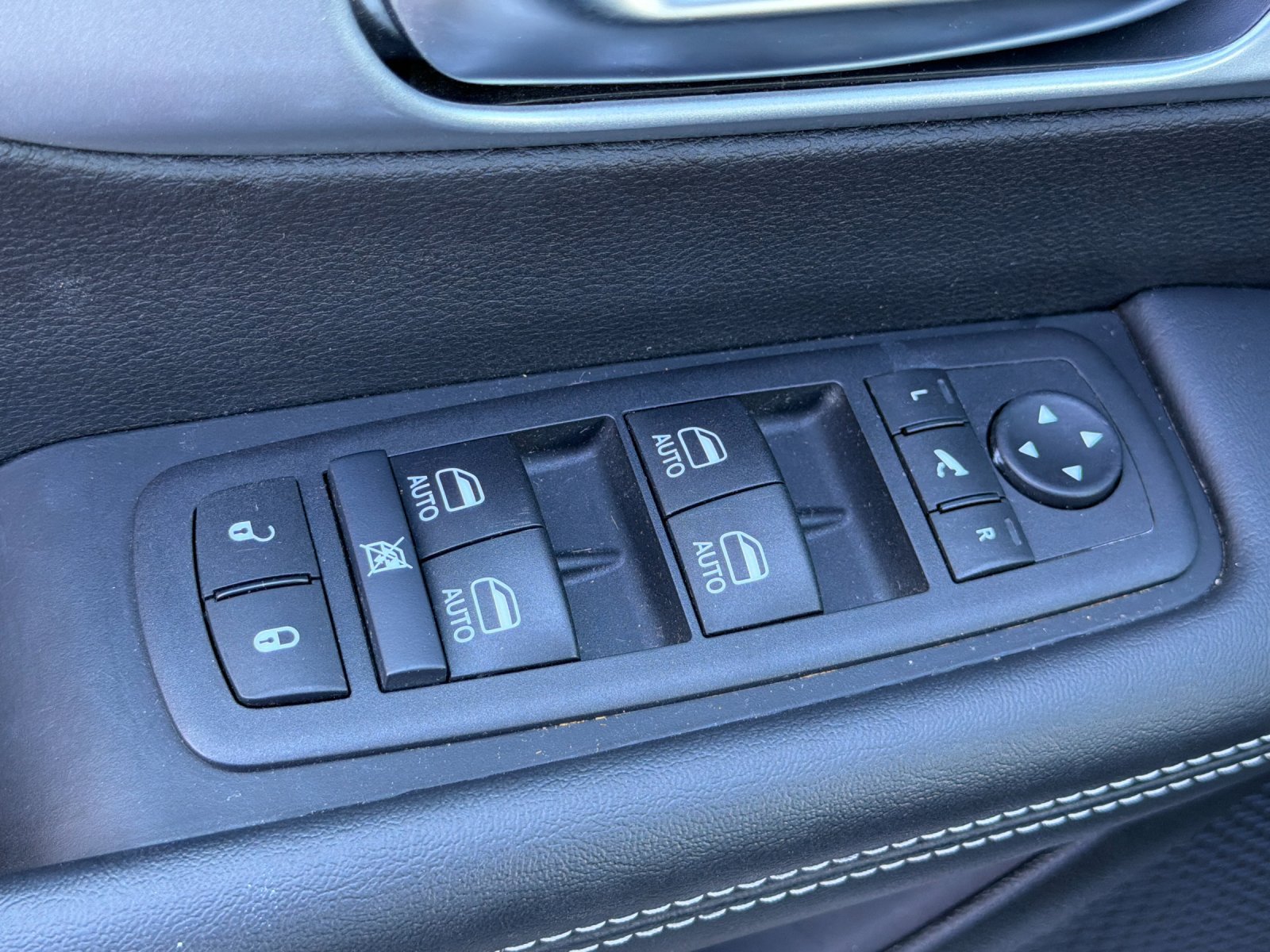 Used 2026 Chrysler Pacifica Limited FWD image 12