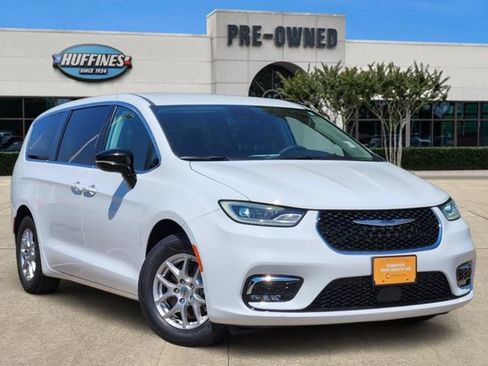 Used 2024 Chrysler Pacifica Touring-L FWD image 1