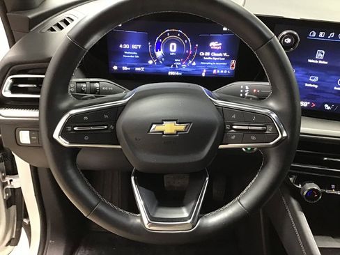 Used 2025 Chevrolet Traverse LT image 24