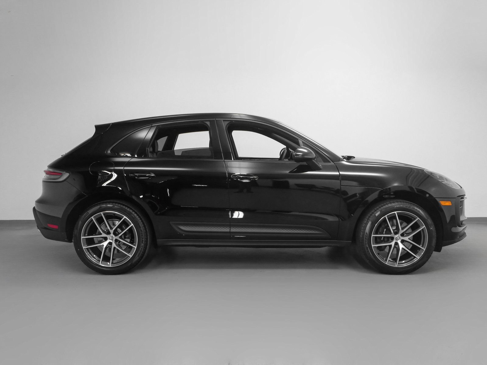 Certified 2025 Porsche Macan AWD/4WD image 10