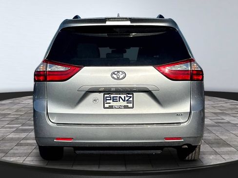 Used 2019 Toyota Sienna XLE FWD image 5