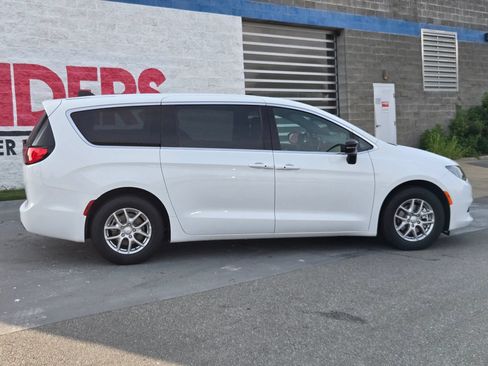 New 2027 Chrysler Pacifica LX FWD image 8