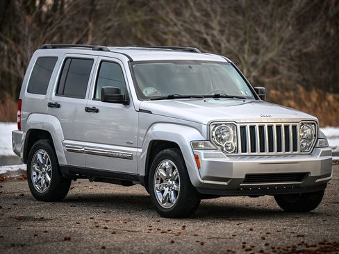 Used 2012 Jeep Liberty Sport image 3