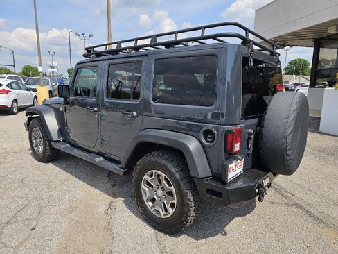 Used 2016 Jeep Wrangler Unlimited Rubicon w/ Connectivity Group image 7