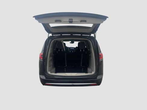 Used 2023 Chrysler Pacifica Touring-L FWD image 32
