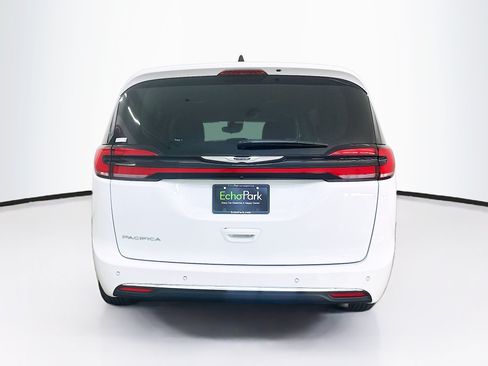 Used 2024 Chrysler Pacifica Touring-L FWD image 7