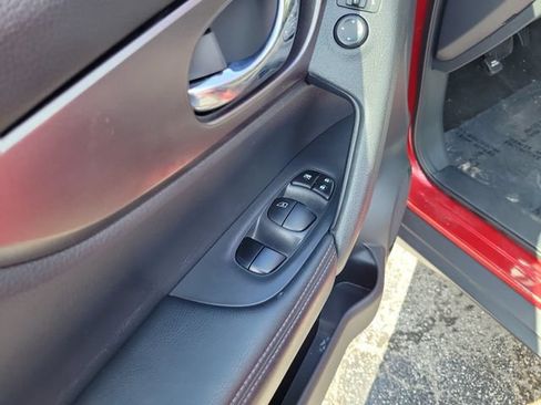 Used 2016 Nissan Rogue SV FWD image 16